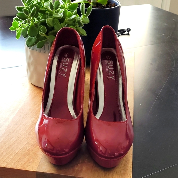 Patent Leather Pumps ๐จ - Picture 2 of 5